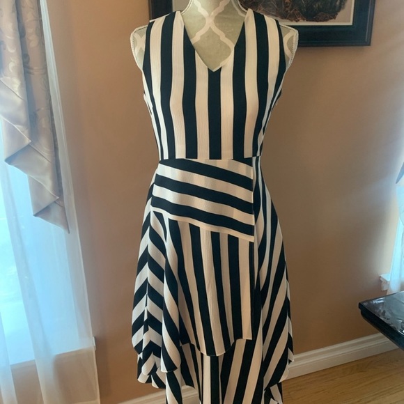 Gorgeous Vince Camuto asymmetrical dress - Picture 2 of 9